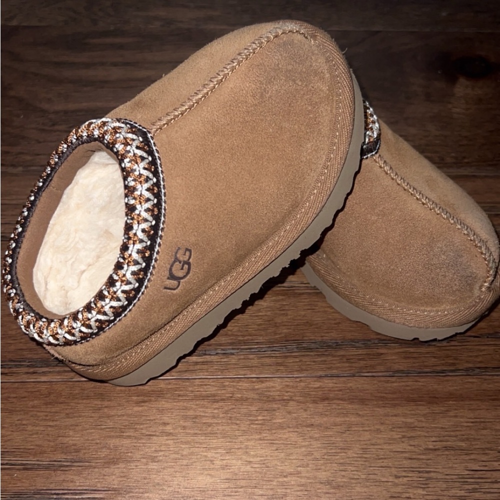 UGG Kids Tan Slippers - Picture 2 of 3